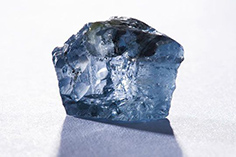 Неограненный голубой алмаз